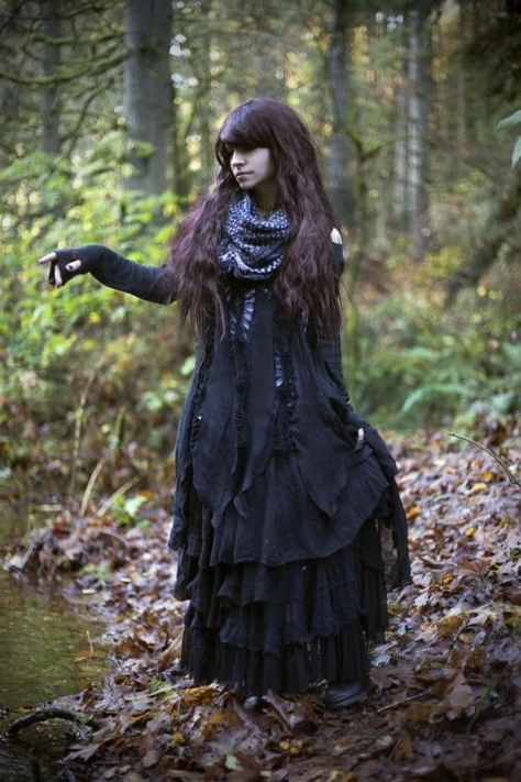 Dark Mori Witch, Dark Mori Kei, Dark Mori Fashion, Goth Cottagecore, Strega Fashion, Dark Mori, Boho Goth, Arte Punk, Mori Fashion