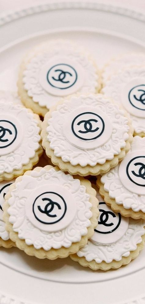 Wedding Cake Diy Decorating, Chanel Bridal Shower, Coco Chanel Party, Party Dress Ideas, Chanel Birthday Party, Chanel Cake, Chanel Birthday, Buffet Dessert, Bolo Red Velvet