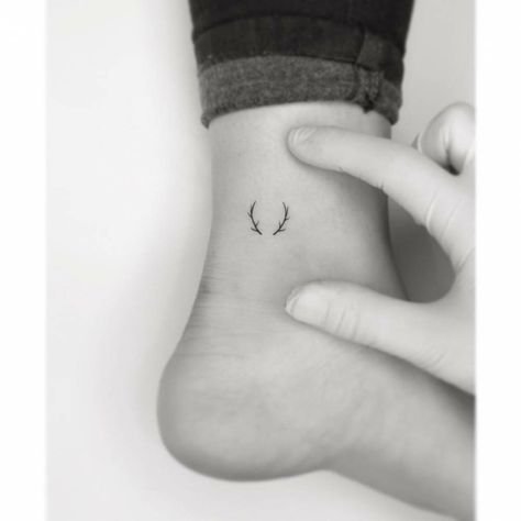 geweih tattoo ideen frazen am fuß minimalistisches desing tattoo mit bedeutung schwarz weißes foto Antler Finger Tattoo, Deer Tattoo For Women, Antlers Tattoos For Women, Small Antler Tattoos For Women, Small Deer Antler Tattoos For Women, Small Buck Tattoo For Women, Tiny Antler Tattoo, Aesthetic Nature Tattoos, Minimalist Antler Tattoo