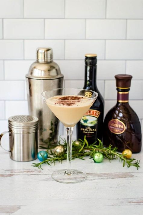 Sweet Martini Recipes, Espresso Martini With Baileys, Godiva Chocolate Martini, Godiva Chocolate Liquor, Baileys Martini, Sweet Martini, Chocolate Martini Recipe, Recipes With Ingredients, Espresso And Cream