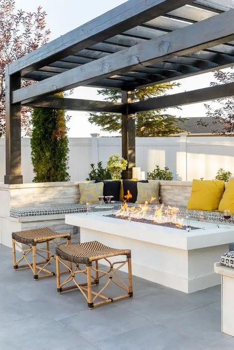 Landscape Ideas Modern Minimal Backyard, Pergola And Fire Pit Ideas, Pergola Lounge Area, Contemporary Pergola Designs, Backyard Ramada, Fire Seating, Garden Backyard Wedding, Wedding Ideas Backyard, Aesthetic Backyard