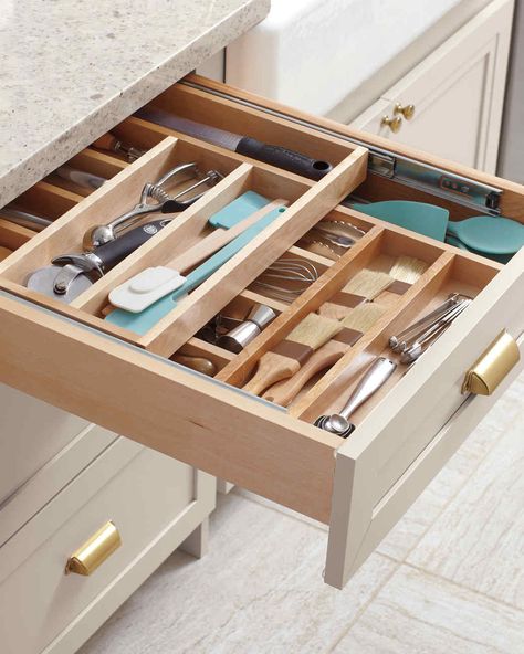 Kitchen Cabinet Organization Ideas, Hidden Kitchen, Kitchen Hacks Organization, Diy Kitchen Storage, New Kitchen Cabinets, Kitchen Cabinets Makeover, Utensil Organization, Kitchen Storage Solutions, Kitchen Cabinet Organization