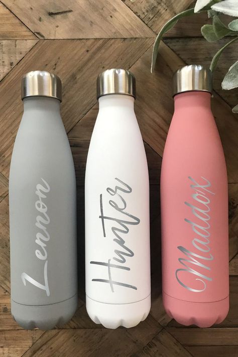 15 Personalized Mother's Day Gifts - Customized Gifts for Mom Funny Wine Bottle Labels, Copo Starbucks, Engraved Water Bottles, Swell Water Bottle, Personalized Tray, Silver Display, Trendy Water Bottles, Cool School Supplies, Cute Water Bottles