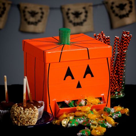 DIY Duck Tape Jack O'Lantern Candy Dispenser Tutorial Homemade Halloween Crafts, Duck Tape Projects, Pumpkin Candy Holder, Dulces Halloween, Tape Projects, Duct Tape Crafts, Candy Dispenser, Pumpkin Candy, Duck Tape