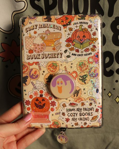 Cozy falloween kindle refresh 🍂🧡 Have you decorated your e-reader for falloween yet? I’m obsessed with my Halloween cookie grips so of course I had to make another kindle refresh! 👻 Details: 🧡 Ghost and Pumpkin cookie popgrips are by me @ivyresinshop 🧡 Kindle insert, stickers, and shirt are from @amberlinstudio 🧡 Kindle charm is from @foreverspookedshop (You can use the code IVYRESIN20 to save on both Amberlin Studio and Forever Spooked!) #kindle #kindleunlimited #kindlebooks #fallo... Fall Kindle Insert, Kindle Books To Read, Kindle White, Kindle Charm, Kindle Decoration, Kindle Decor, Kindle Insert, Kindle Aesthetic, Pj Outfit