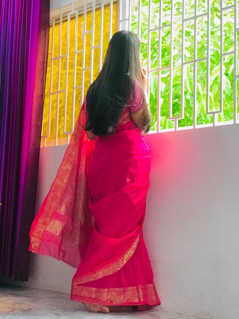 Sharee Aesthetic Pic, Saree Hide Face Poses, Rose Dp, Saree Poses, Desi Fashion Casual, Indian Photoshoot, Stylish Photo Pose, Classy Photography, Cute Selfies Poses