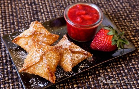 Strawberry Cheesecake Wontons Cheesecake Wontons, Strawberry Cheesecake Chimichangas, Deep Fried Desserts, Fried Cheesecake, Cheesecake Bites Recipe, Fried Dessert, Dessert Oreo, Wonton Recipes, Brownie Desserts