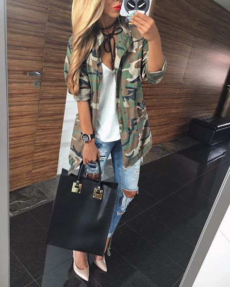 The Camo Jacket Is Basically the Only Piece You Need This Fall | 2016 Trend How To Wear Jeans, Instagram Baddie, Camo Outfits, Bohol, Elegante Casual, Early Fall Outfit, Camo Jacket, Mode Inspiration, Fall Winter Outfits