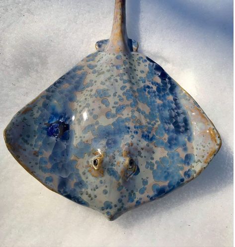 Stingray Pottery, Pottery Sea Creatures, Sea Creature Ceramics, Fish Sculpture Clay, Ceramic Stingray, Ceramic Sea Creatures, Stingray Ceramic, Nautical Pottery, Clay Fish