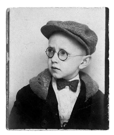 Charles M. Schulz, creator of Charlie Brown/Peanuts, as a boy Charles Shultz, Vintage Photo Booths, Charles Schulz, Photos Booth, Young Celebrities, People Of Interest, Wearing Glasses, Neil Gaiman, Interesting History