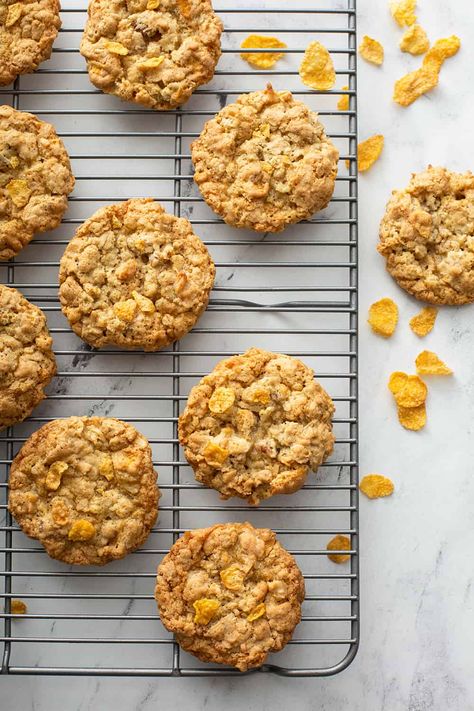 Cornflake Cookies are chewy cookies packed with coconut, chopped pecans, and crunchy cornflakes. They’re the perfect balance of crispy and chewy. You can’t eat just one! Cookies With Cornflakes In Them, Cereal Cookies Recipes, Cornflake Recipes, Cornflake Cookies Recipe, Cornflake Cookies, Cookies Chewy, Cereal Cookies, Resepi Biskut, Chewy Cookies