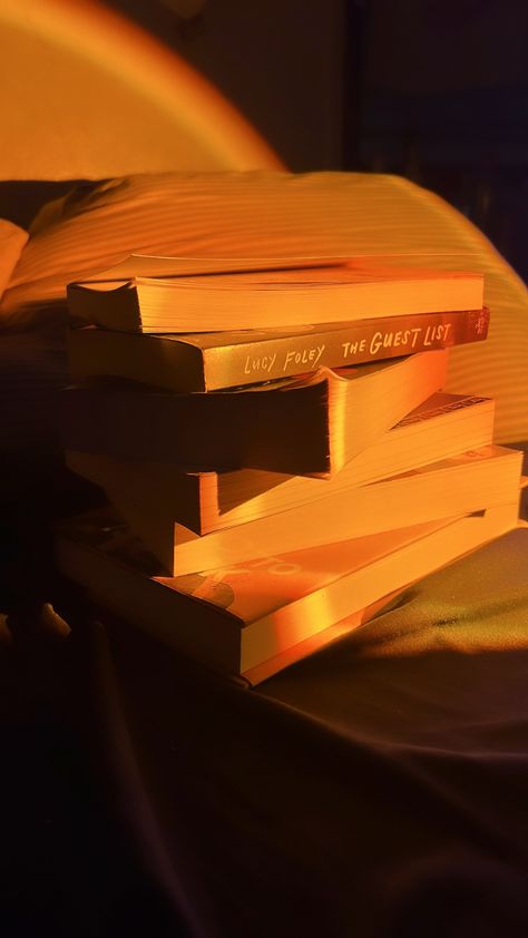 Golden Book Aesthetic, Yellow Reading Aesthetic, Sunset Light Aesthetic, Books Orange Aesthetic, Orange Reading Aesthetic, Book Aesthetic Orange, Orange Book Aesthetic, Orange Books, Golden Aesthetics