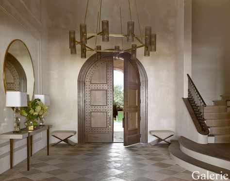 How Designer Penny Drue Baird Makes Tuscan and Modern 'Get Along' - Galerie Tuscan Contemporary Home, Modern Spanish Lighting, Updated Mediterranean Home, Tuscany Style Home Interiors, Modern Tuscany Decor, Tuscan Modern Interior Design, Modern Tuscan Home Exterior, Modern Tuscan Bathroom, Modern Tuscan Interior