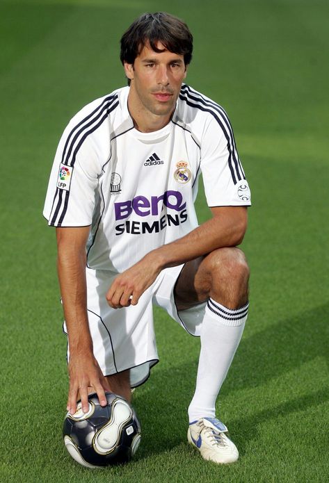 Ruud Van Nistelrooy (Holanda) Real Madrid Pictures, Ruud Van Nistelrooy, Soccer Legends, Classic Football Shirts, Football Themes, Football Love, Football Poster, Football Pictures, Cristiano Ronaldo