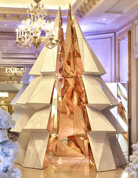 Le sapin de l'hôtel Four Seasons Hotel George V crédit photo: Guillermo Aniel-Quiroga Christmas Installation, Crismas Tree, Jeff Leatham, Happy Holidays Wishes, Big Christmas Tree, Mall Decor, Christmas Tale, Alternative Christmas Tree, Xmas Deco