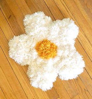 Pom Pom Daisy Rug, Pom Pom Rug Diy, Pompom Rugs, Daisy Room, Diy Pom Pom Rug, Rug Diy, Diy Pom Poms, Pom Pom Rug, Diy Pom Pom