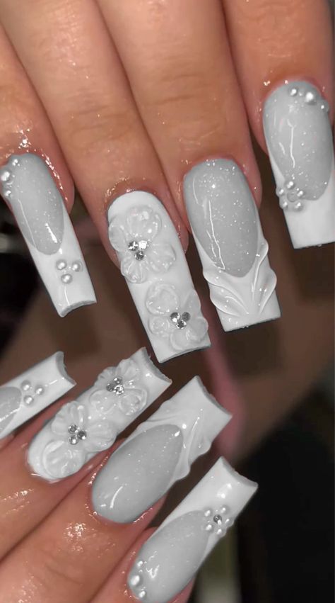 Nails Inspo Baddie White, Baddie Gel X Nails, White 18th Birthday Nails, Nail Ideas Acrylic White, White And Gray Nails, Nail Ideas With Charms, Gang Nails, White Birthday Nails, Silver And White Nails