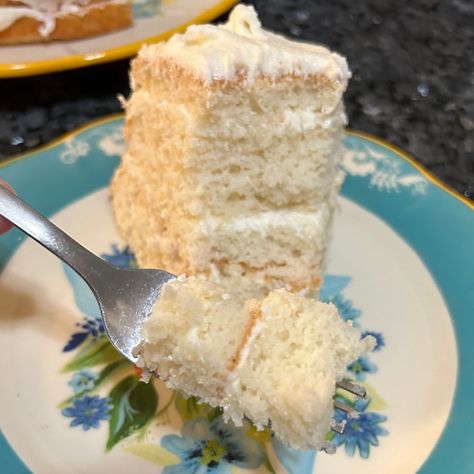 White Almond Sour Cream Cake from Out of the Box Baking Making A Wedding Cake, White Almond Sour Cream Cake, Almond Sour Cream Cake, Doctored Cake Mix Recipes, Lemon Cake Mix Cookies, Cake Mix Doctor, Almond Cupcakes, Lemon Crinkle Cookies, Easy Carrot Cake