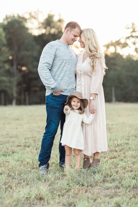 Halfway Wholeistic, Spring Family Pictures, Summer Family Pictures, Cute Family Photos, Pose Portrait, Family Photoshoot Poses, Fall Family Portraits, Summer Family Photos, Family Portrait Poses