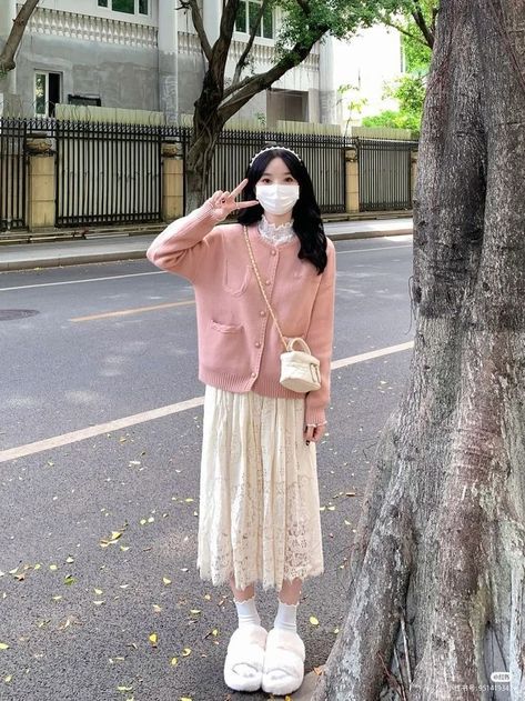 Japanese Spring Fashion Women, Japanese Long Skirt Outfit, Dalat Outfits, Feminine Winter Outfits Girly, Feminim Style Outfit, Long Skirt Outfits Korean, Girls Long Skirts, Modest Girly Outfits, Japan Outfits