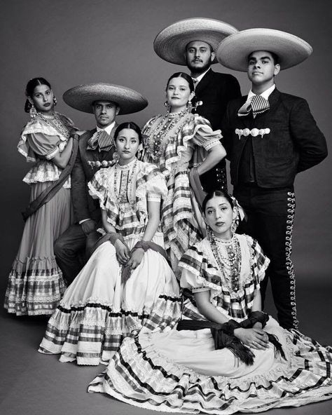 Mexican Traditional Clothing, Mexican Folklore, Mexican People, Brazil Culture, Traditional Mexican Dress, Heartbreak High, Ballet Folklorico, Latino Art, Mexican Culture Art