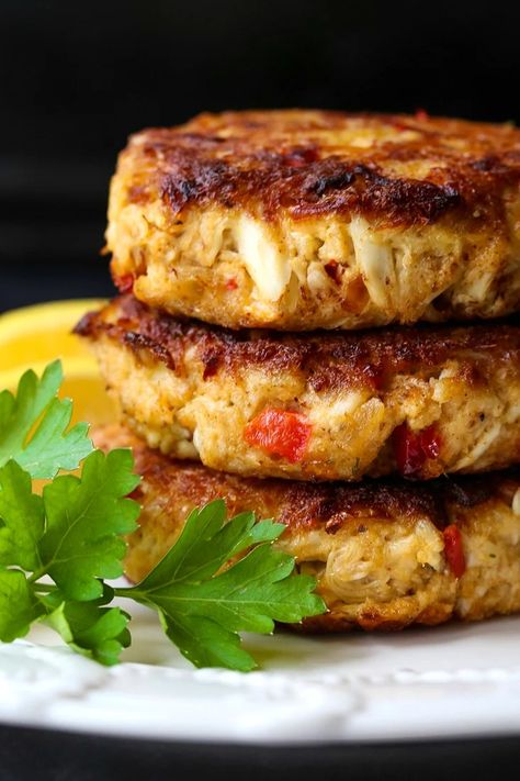 Crab Cake Recipe Easy, Crab Cake Appetizer, Crispy Crab Cakes, Cheesy Pasta Recipes, Lump Crab Meat, Cake Recipe Easy, Sauteed Peppers And Onions, Crab Cake Recipe, Lump Crab