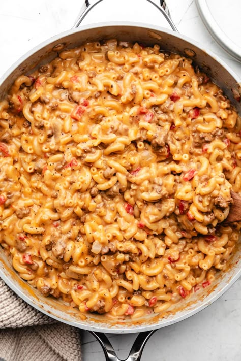 Cheeseburger macaroni recipe makes easy, cheesy hamburger mac in about 30 minutes. This one-pot pasta recipe couldn't be easier! Hamburger Macaroni Recipes, Cheese Burger Macaroni, Easy Dinner Ideas For Kids, Hamburger Mac, Kid Dinner, Recipes For Family Dinner, Dinner Ideas For Kids, Back To School Recipes, Easy Dinners For Kids