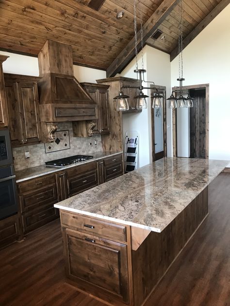 Rustic Kitchen Design, Farmhouse Kitchen Design, Cabin Kitchens, Rustic Farmhouse Kitchen, Big Kitchen, Rustic Home Design, Casa Container, Barn Style House, Home Decor Living Room