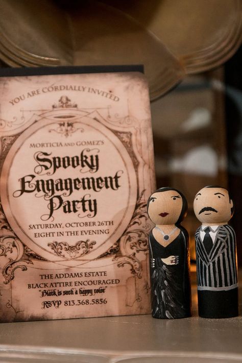 Family Engagement Party, Halloween Engagement Party, Halloween Engagement, Engagement Party Decorations Diy, Engagement Party Themes, Addams Familie, Halloween Wedding Invitations, Romances Ideas, Elegant Halloween