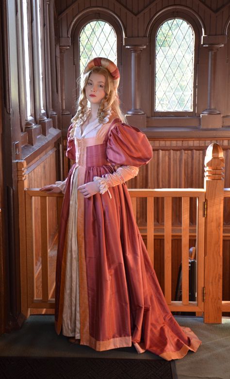 Renaissance Dress Spotlight & Announcement - McCall's M7763 | Angela Clayton sur Patreon Rennaissance Dress, Royal Aesthetics, Clothing Folds, Angela Clayton, Medieval Princess, Lucrezia Borgia, Old Fashion Dresses, Rhaenyra Targaryen, Medieval Dress