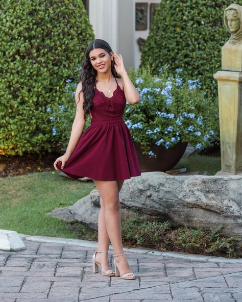 Sesión de fotos con vestido corto Poses With A Short Dress, Poses On Short Dress, Poses With Short Dress, Short Dress Poses, Elegant Bbq, Dress Photography Ideas, Poses In Dress, Party Wear Short Dresses, Poses With Dress