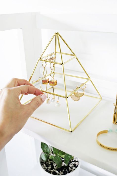 Brass Earring Pyramid DIY (click through for more) Diy Earring Holder, Diy Decoracion, Acrylic Holders, Diy Jewelry Holder, Jewelry Organizer Diy, Diy Presents, Earring Holder, Diy Schmuck, Diy Organization