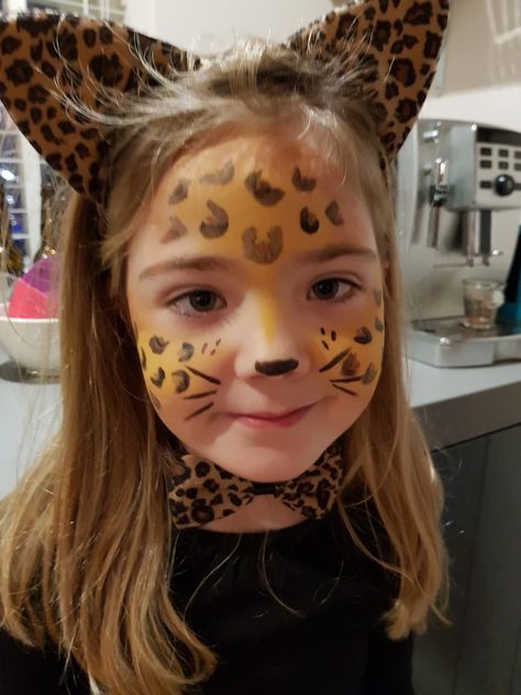 Panter schmink Cheetah Face Paint Kids Easy, Cheetah Face Paint Easy, Cheeta Face Paint, Cheetah Face Paint, Leopard Face Paint, Cheetah Makeup, Leopard Makeup, Cheetah Face, Festival Makeup Glitter