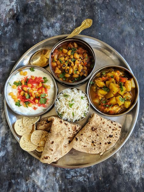 Indian Meals Calendar (30 Everyday Meal Ideas) - Fun FOOD Frolic Indian Thali, Lunch Recipes Indian, Indian Food Photography, Indian Meals, Desi Food, India Food, Indian Street Food, Indian Snack Recipes, Chapati