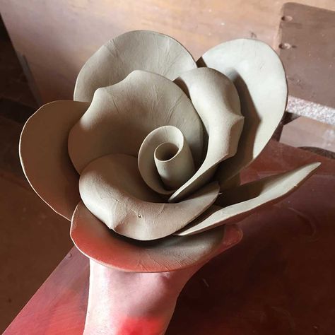 5th Petal Around Rose Clay Sculpture Ideas, Texture Ceramic, Easy Clay Sculptures, Diy Keramik, Clay Rose, Flower Sculpture, Beginner Pottery, Clay Clay, Pottery Handbuilding