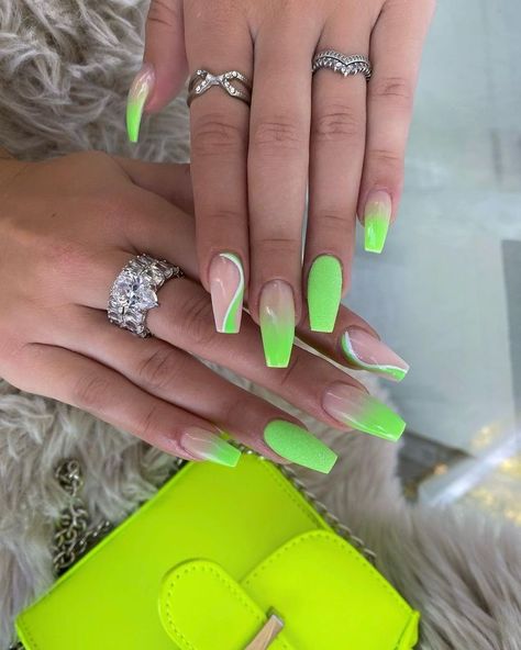 #trendystreetstyle #trendy #2022nails #nails #nailsofinstagram #nailsonfleek #nailsoftheday #acrylicnails #limegreen #dailynails #fashion Summer Nails Neon, Neon Green Nails, Unghie Sfumate, Velvet Nails, Acrylic Nails Coffin Short, Neon Nails, Luxury Nails, Cute Nail Designs, Floral Nails