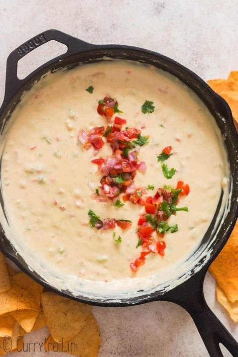 queso dip cooked in cast iron skillet with fresh pico de gallo garnish Easy White Queso Dip, Easy White Queso, White Queso Dip Recipe, Skillet Dip, Queso Dip Recipe, Bacon Cheese Dips, White Queso Dip, White Queso, Cream Cheese Recipes Dip