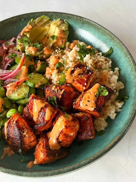 Weeknight Bowls, Salmon Nourish Bowl, Salmon Summer Recipes, Nourishing Dinner Recipes, Steak Bowls Healthy, Poke Bowl Salmon, Salmon Buddha Bowl, Spicy Salmon Bowl, Nourish Bowls