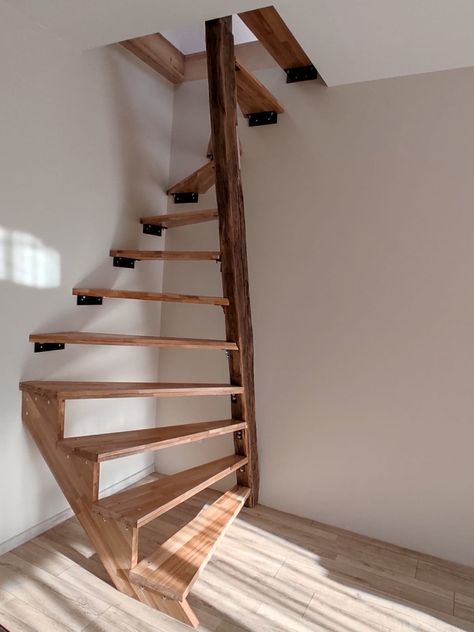 Stair Bookshelf, Spiral Stairs Design, درج السلم, Loft Staircase, Tiny House Stairs, Budget Patio, Home Stairs Design, Wooden Stairs, Lan Can