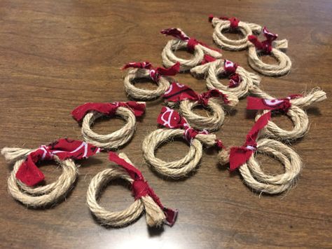 Cowboy Christmas Decorations Diy, Western Christmas Crafts, Diy Western Christmas Ornaments, Cowgirl Christmas Tree, Rope Ornaments, Cowboy Christmas Tree Ideas, Western Christmas Tree Ornaments, Christmas Centrepiece Ideas, Western Christmas Decorations