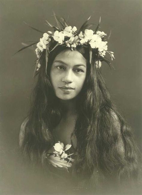 Hope You All Enjoy Another 25 Stunning Pictures of Random Woman From Around the World Mostly Well Over 100 Years Ago. - Imgur Hawaiian Woman, Portrait Vintage, Flowers In Her Hair, Hawaiian Art, Polynesian Culture, Vintage Hawaii, Foto Art, Vintage Portraits, Island Girl