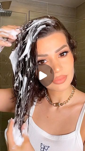 ‏‎340K likes, 1,051 comments - ‎‏‏‎exteriorglam‎‏ ב-‏‎July 4, 2021‎‏‏‎: "How I style my natural waves🥰 Got so many questions on how I create this hair style. All I use is mousse and texturizing spray. I use the...". ‎‏‏‏ Wetlook Hairstyle, Haircuts Long Curly Hair, Curling Mousse, Curly Hair Bob Haircut, Layered Haircuts Long, Mousse Hair, Hair Styles For Ladies, Hair Bun Extension, Mexican Hairstyles