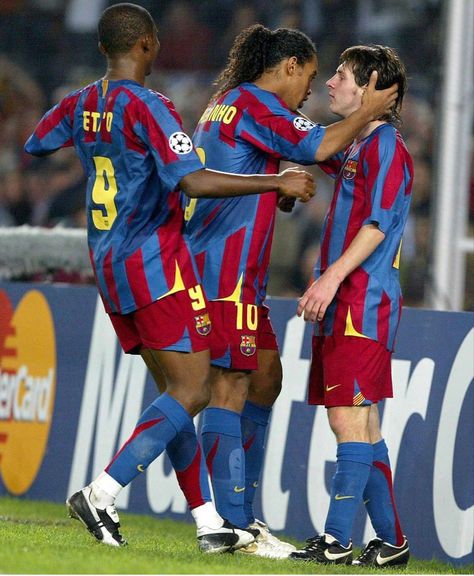 Old Barcelona Team, Messi Old School, Old Barcelona, Ronaldo Ronaldinho, Lionel Messi Barcelona, Barcelona Team, Messi And Ronaldo, Volleyball Outfits, Messi 10