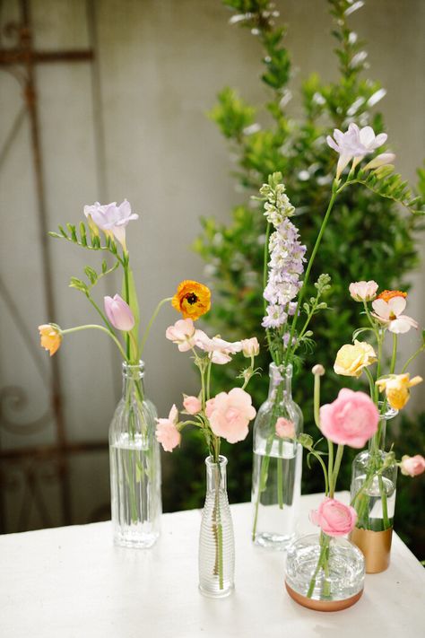 Bridal Shower Inspo, Deco Champetre, Garden Baby Showers, Wildflower Baby Shower, Baby In Bloom, Wedding Table Flowers, Baby Shower Flowers, Wedding Vases, Shower Centerpieces