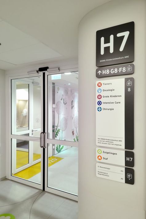 separate but unified wayfinding signage with a modular design Hospital Signage, Wayfinding Signage Design, Office Signage, Wayfinding Signs, Sign Board Design, Sign System, Wayfinding Design, Wayfinding System, Hospital Interior