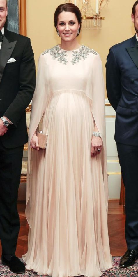 Jimmy Choo 'Celeste' Pink Clutch-Royal Fashion - Dress Like A Duchess Kate Middleton Pregnant, Dubai Evening, Formal Party Dresses, Looks Kate Middleton, Dresses For Pregnant Women, Soiree Dress, Pregnant Celebrities, Middleton Style, Muslim Fashion Dress