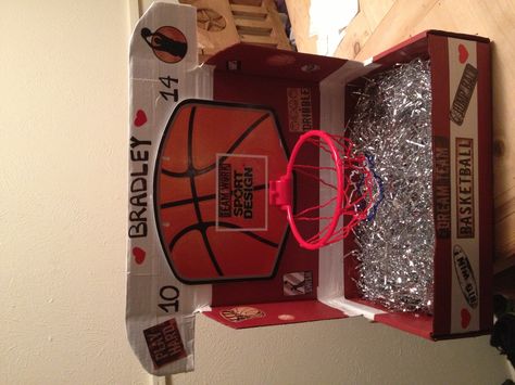 Basketball Valentine Box Basketball Valentine Boxes, Cool Valentine Boxes, Unique Valentine Box Ideas, Girls Valentines Boxes, Diy Valentines Box, Valentine Boxes For School, Kids Valentine Boxes, Pinterest Valentines, Saint Valentin Diy