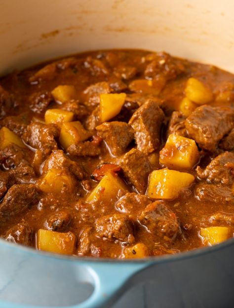 Portuguese Meat And Potatoes, Carne Guisada Portuguese, Carne Guisada Recipe Portuguese, Guiso Recipe Mexican, Portuguese Carne Guisada, Beef Stew Meat Tacos, Carne Guisada With Potatoes, Carne Guisada Recipe Video, Mexican Carne Guisada Recipe