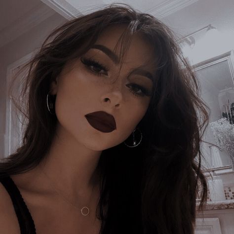 Feminine Makeup, Dark Makeup Looks, Spooky Diy, Red Lip Makeup, Makijaż Smokey Eye, Edgy Makeup, Black Makeup, Cute Makeup Looks, Dark Makeup