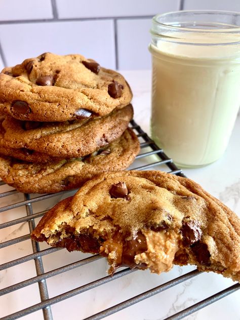 Super soft and chewy chocolate chip cookies stuffed with a gooey peanut butter filling. Chocate Chip Cookies, Stuffed Chocolate Chip Cookies, Tollhouse Chocolate Chip Cookies, Cookies Stuffed, Gooey Cookies, Soft Chocolate Chip Cookies, Peanut Butter Chocolate Chip Cookies, Filled Cookies, Peanut Butter Filling